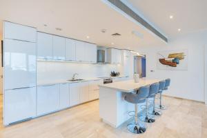 Palm Home next to Nakheel Mall with Private Beach
