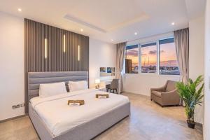 Palm Home next to Nakheel Mall with Private Beach