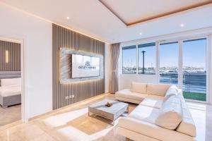 Palm Home next to Nakheel Mall with Private Beach