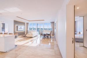 Palm Home next to Nakheel Mall with Private Beach