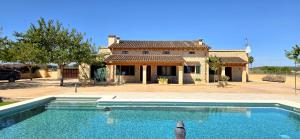 Finca con piscina entre campos