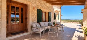 Finca con piscina entre campos