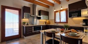 Finca con piscina entre campos