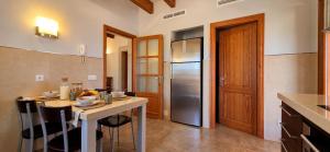 Finca con piscina entre campos
