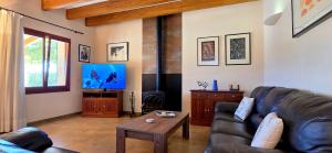 Finca con piscina entre campos