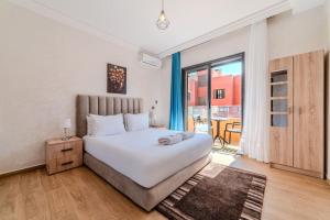 2BR Modern Apt 2min M Avenue Balcony Fiber WiFi 2 Pools 24 7 Security Hivernage