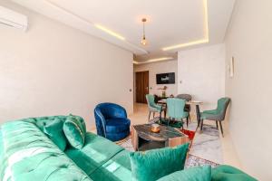 2BR Modern Apt 2min M Avenue Balcony Fiber WiFi 2 Pools 24 7 Security Hivernage