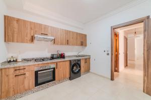 2BR Modern Apt 2min M Avenue Balcony Fiber WiFi 2 Pools 24 7 Security Hivernage