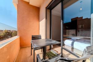 2BR Modern Apt 2min M Avenue Balcony Fiber WiFi 2 Pools 24 7 Security Hivernage