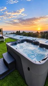Eden Deluxe, Jacuzzi & Sea