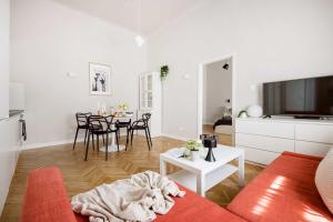 Dream Stay in Budapest-Steps to BudaEye &FashionSt