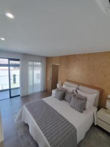 Apartamento da Vargem - Premium 3-Bedroom Penthouse with Rooftop, Jacuzzi & BBQ