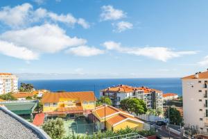 Apartamento da Vargem - Premium 3-Bedroom Penthouse with Rooftop, Jacuzzi & BBQ