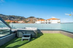 Apartamento da Vargem - Premium 3-Bedroom Penthouse with Rooftop, Jacuzzi & BBQ