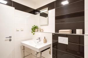 ALURE RESIDENCES 14 & 24h self check-in, private parking in front of the apartment building included, new building, CITY CENTER