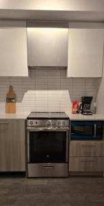 Royal BnB 2-Bedroom Pristine Downtown Toronto Retreat