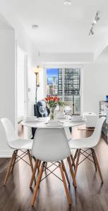 Royal BnB 2-Bedroom Pristine Downtown Toronto Retreat