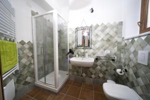Camera Matrimoniale/Doppia con Letti Singoli con Bagno in Comune