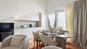 NEW Luxury 2BR Townhouse for 6 with Private Patio