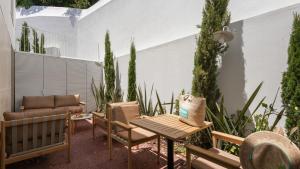 NEW Luxury 2BR Townhouse for 6 with Private Patio