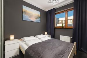Mysterious Blue Apartment with Two Bedrooms and Balcony in Świnoujście by Noclegi Renters