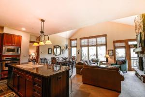 Premier 4 Bedroom Ski In, Ski Out Lone Eagle Condo With The Best Access To Skiing In Keystone
