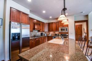 Premier 4 Bedroom Ski In, Ski Out Lone Eagle Condo With The Best Access To Skiing In Keystone