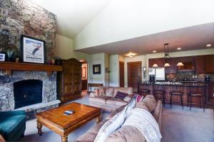 Premier 4 Bedroom Ski In, Ski Out Lone Eagle Condo With The Best Access To Skiing In Keystone