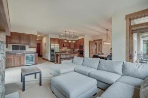 Premier 3 Bedroom Ski In, Ski Out Lone Eagle Condo With The Best Access To Skiing In Keystone