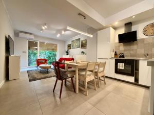 Granitowa Homely Apartment with Garden by BookingHost