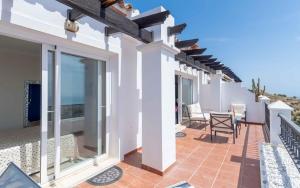 Penthouse with magical views of the sea and pool