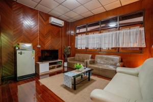 Canal-side Wooden House 3BR Private Garden