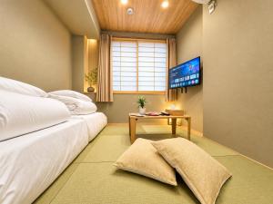 QCB1, Bus Stop 2m, Sensoji 9m, 2 Futons