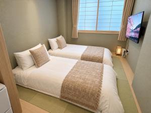 QCB1, Bus Stop 2m, Sensoji 9m, 2 Futons