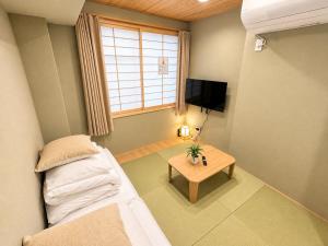QCB1, Bus Stop 2m, Sensoji 9m, 2 Futons