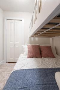 Cozy Stay in Renfrew Heights - Molly Park