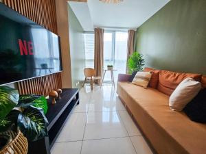 Cozy 3 Bedroom in Uptown Parksuites - Near Mall, Restaurants and Supermarket