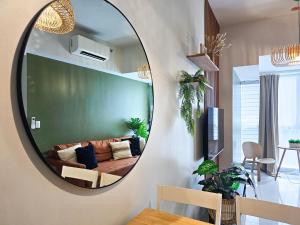 Cozy 3 Bedroom in Uptown Parksuites - Near Mall, Restaurants and Supermarket
