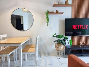 Cozy 3 Bedroom in Uptown Parksuites - Near Mall, Restaurants and Supermarket