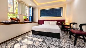 Holiday Premium Hotel & Travel