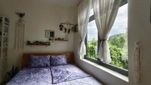 Nhà nhỏ dưới chân đồi