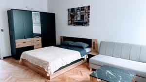 Bright apartment with balcony in the ideal center