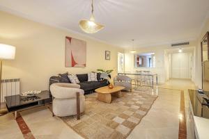 5 min to Banus, Pools, Hot Tub, Parking