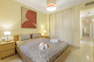 5 min to Banus, Pools, Hot Tub, Parking