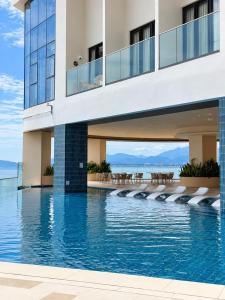The Paramount Oceanfront Apartments by San Luxury