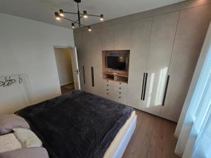 Panoramic balcony 3BD apt with king bed