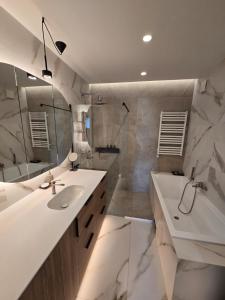 Panoramic balcony 3BD apt with king bed