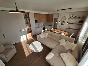 Panoramic balcony 3BD apt with king bed