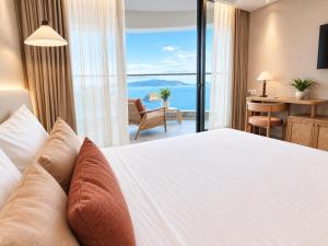The Paramount Oceanfront Apartments by San Luxury