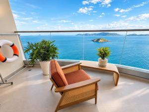 The Paramount Oceanfront Apartments by San Luxury